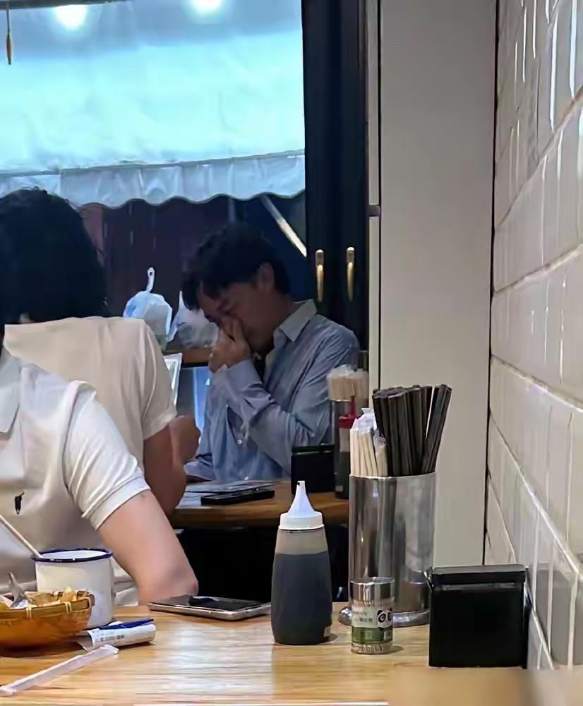 陈奕迅独自吃牛腩，老板拍背喊“靓仔”！几百亿身家的陈奕迅，近日被拍到独自现身香