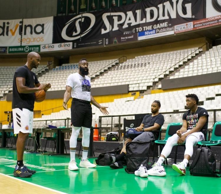 哈登和米切尔已经开始一起训练了！哈登在社媒晒出他和米切尔等人在训练完后的照片，