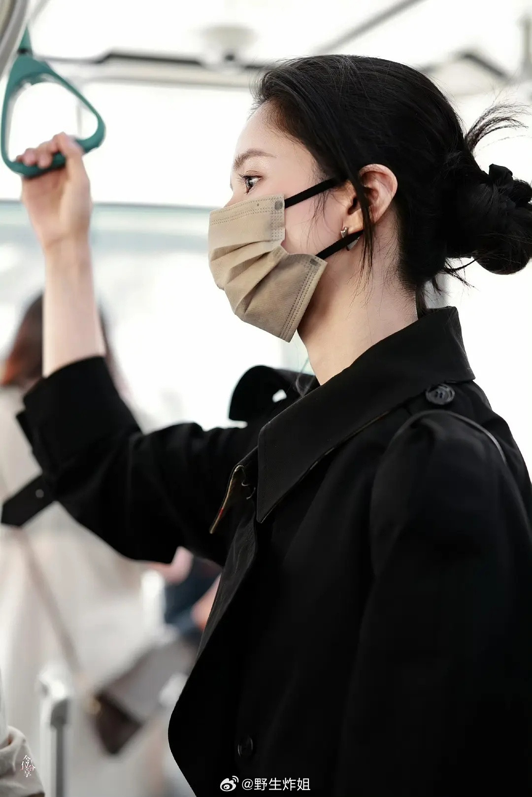 张婧仪出发Burberry时装周她跟这个牌子契合度好高​​​