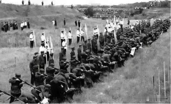 83年严打的时候，有一种玩法叫陪绑，而作为一种特殊的震慑手段，陪绑制度旨在让那些