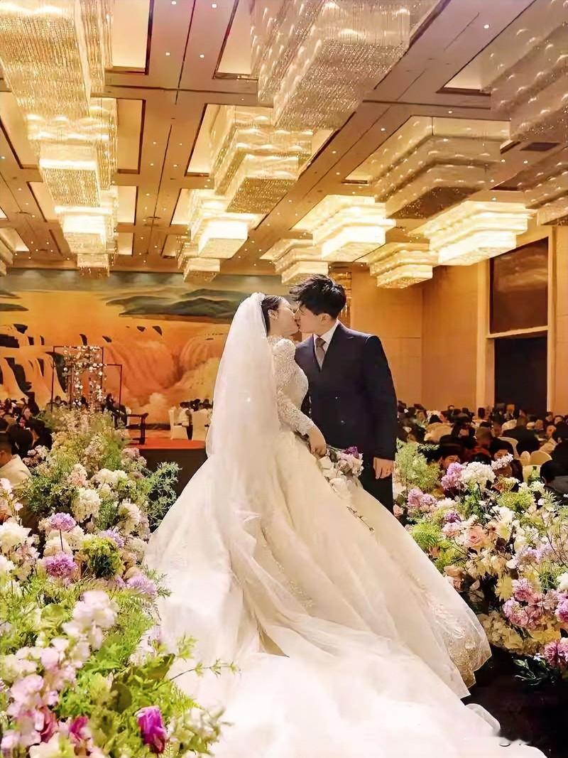 现在的结婚率持续走低，我认为不仅仅是经济压力的问题，婚恋观念的变化，也是一个关键