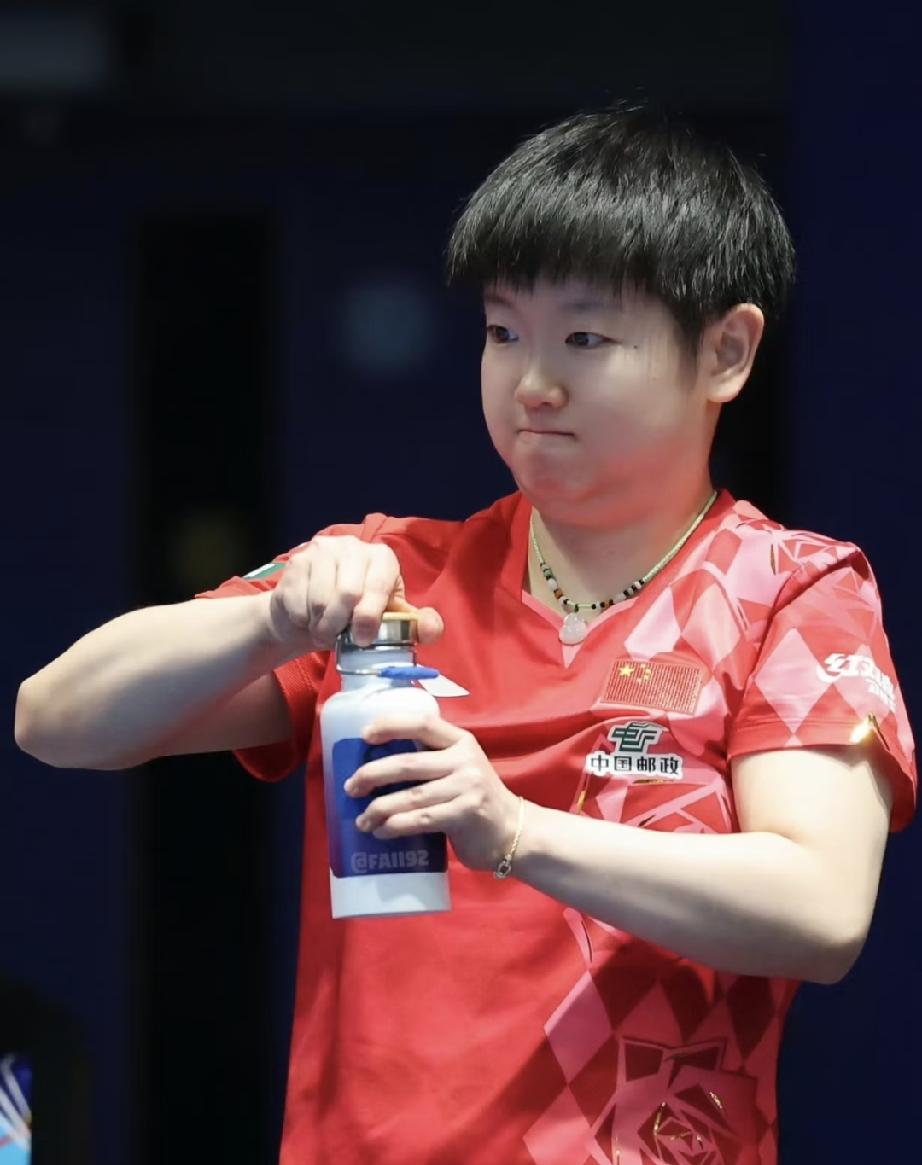 陈熠看着莎莎拿着水瓶拧瓶盖，一边看嘴上一边说：“莎姐，需要我帮你拧瓶盖吗？”莎