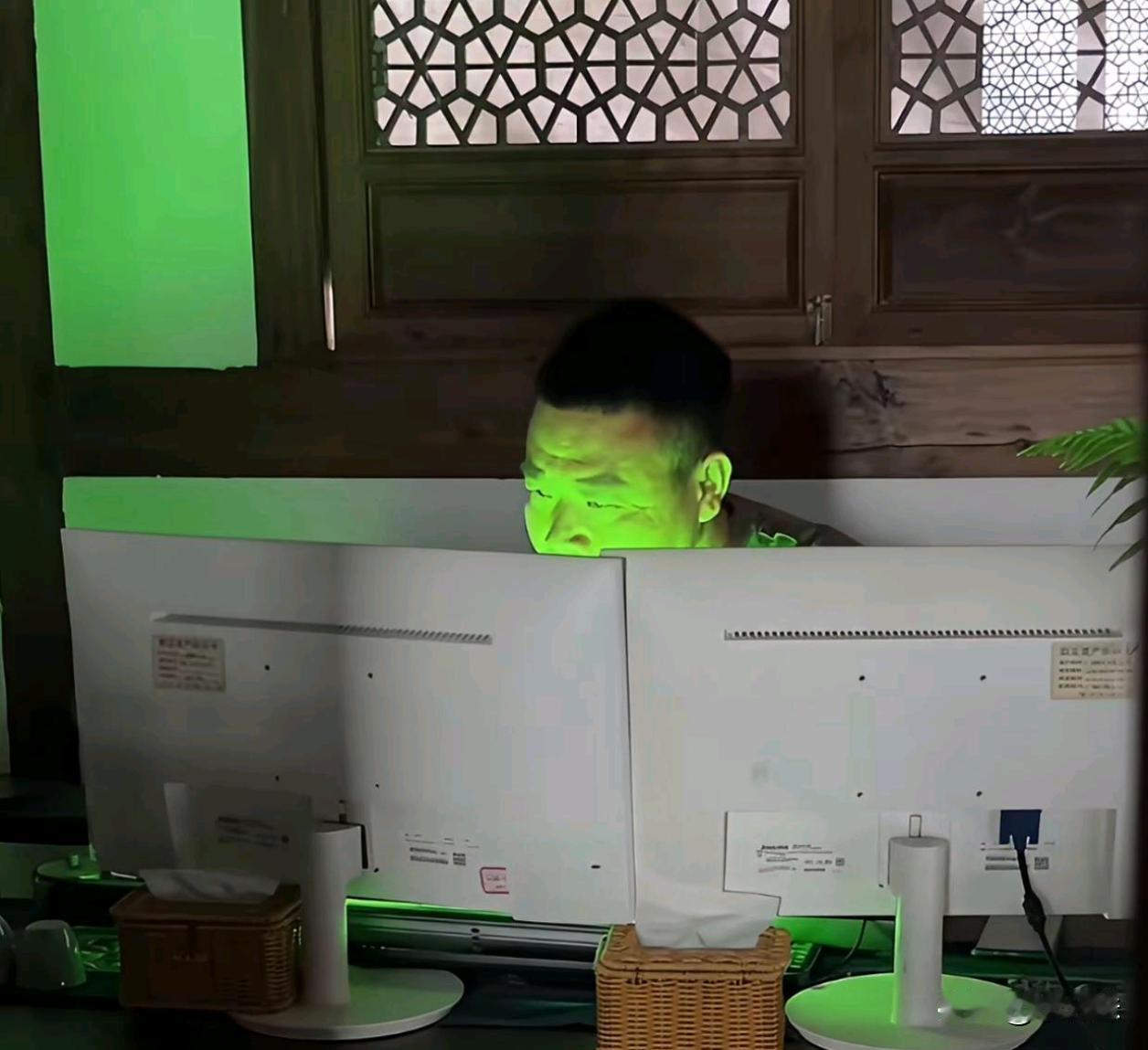 大家猜猜他在看啥