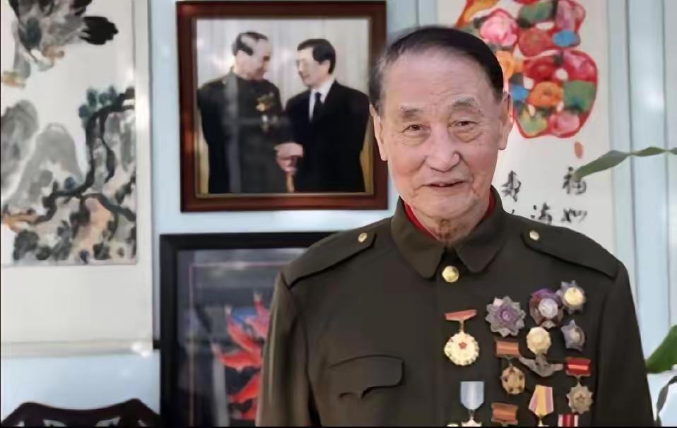1951年，志愿军飞行员刘玉堤执行完战斗任务返航途中，意外发现自己下方空
