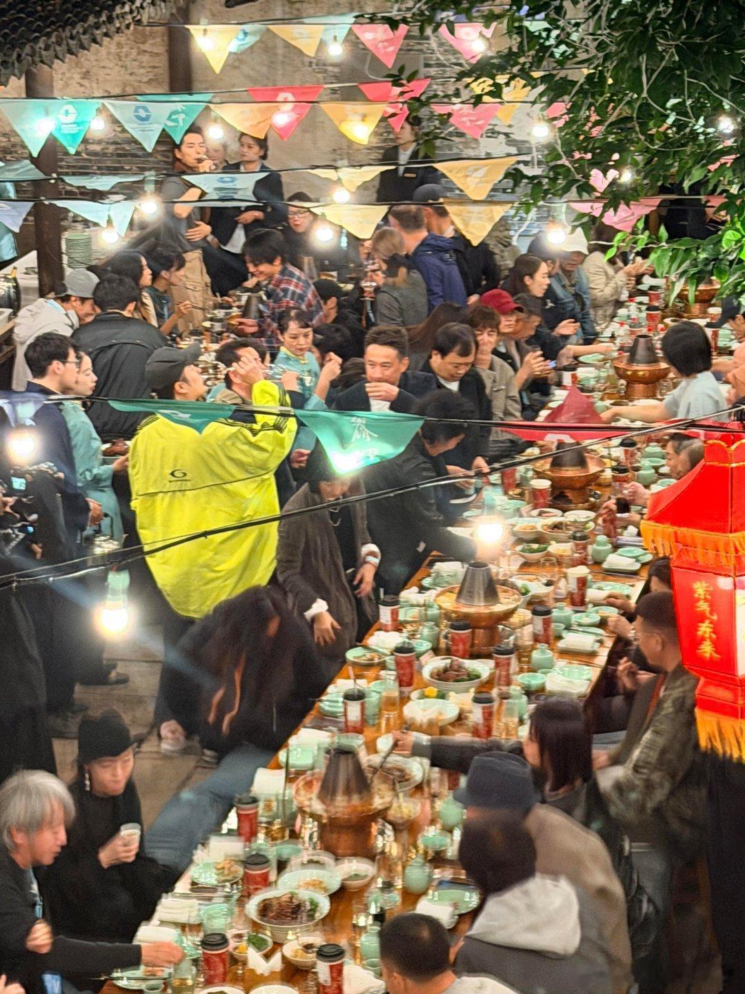 乌镇戏剧节长桌宴又来了！黄磊，赖声川，何炅，刘欢，陈赫，童谣，徐志胜，陈妍希，谭
