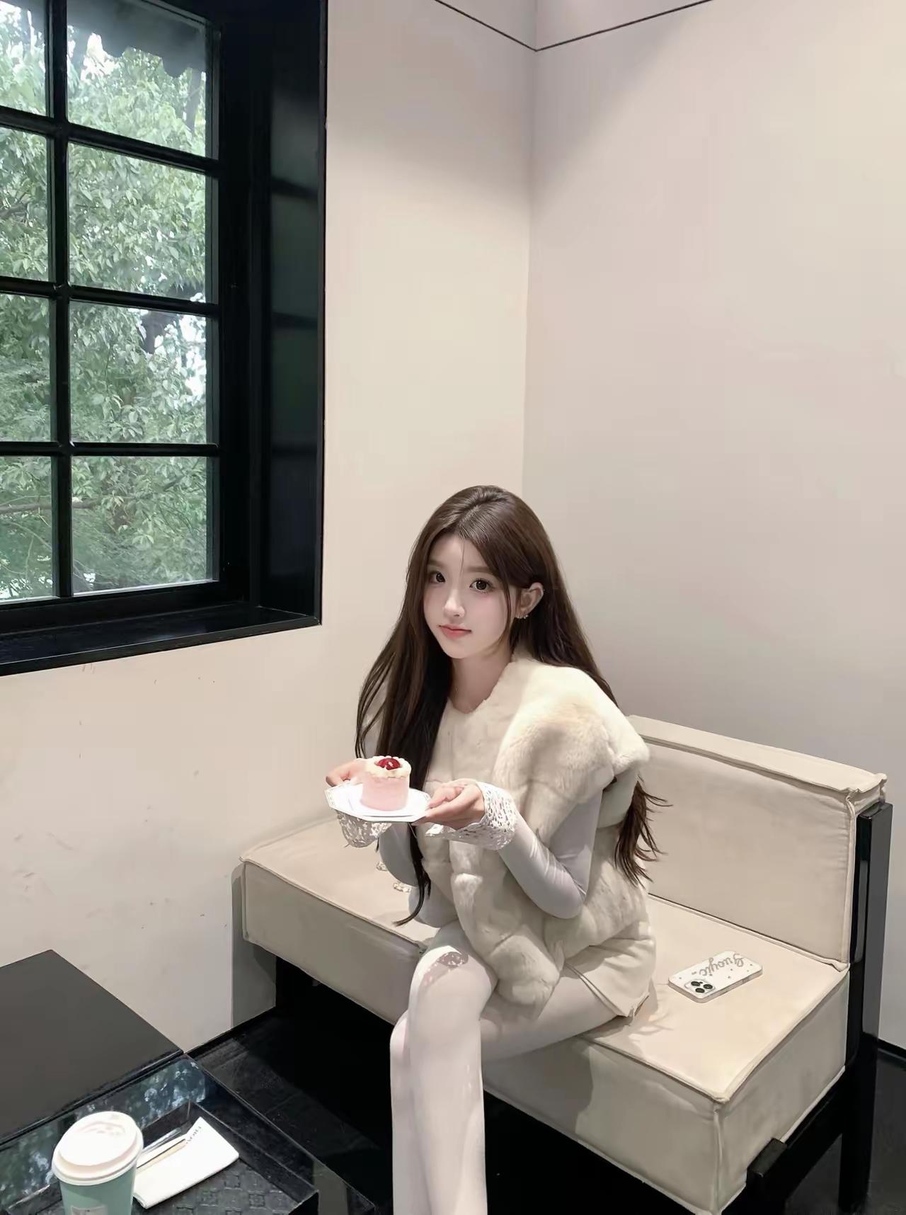 在咖啡馆里享受甜美时光，品味生活的每一刻。🍰☕️💕女生很会穿搭是一种什么样的