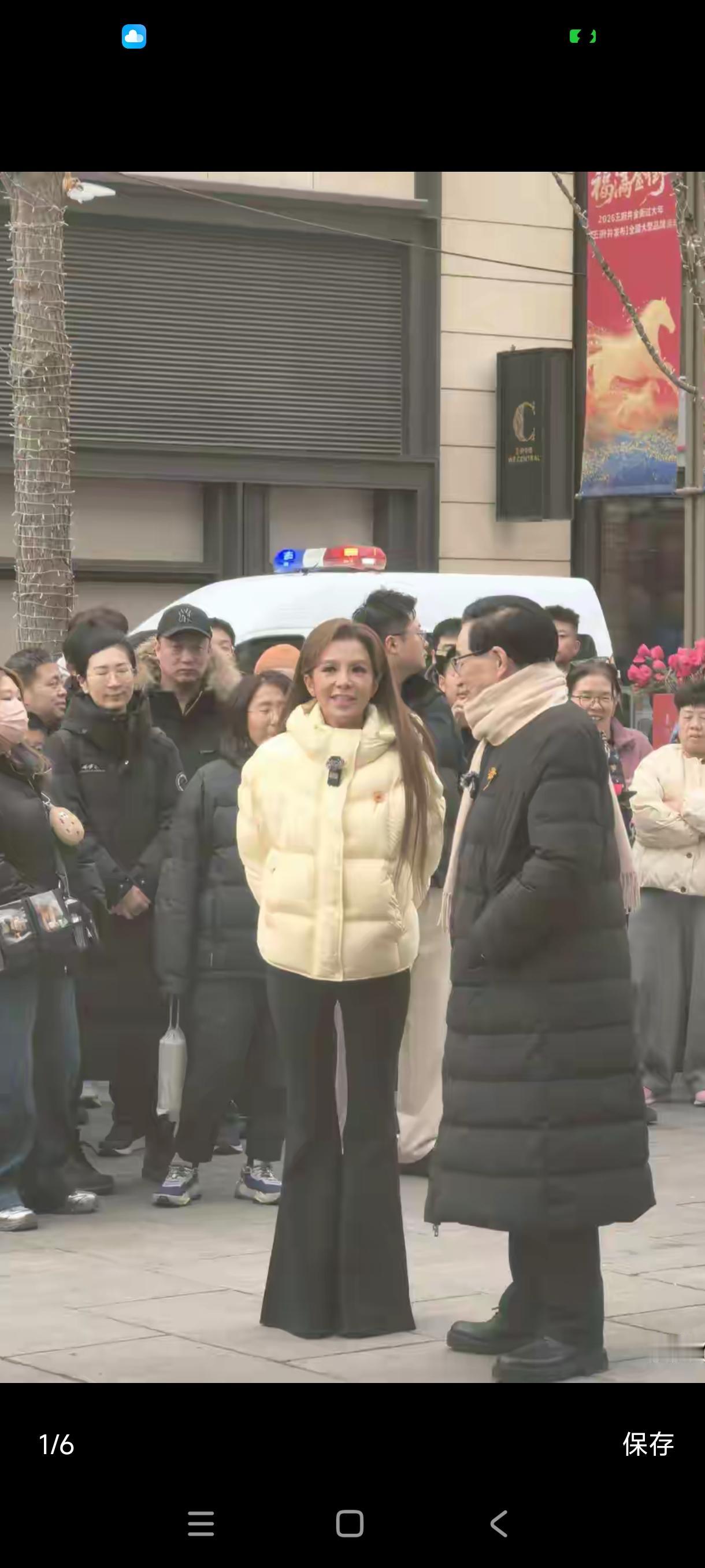 朱迅穿的大喇叭裤，无论是正着看，侧着看，还是背着看，都可以扫地了。