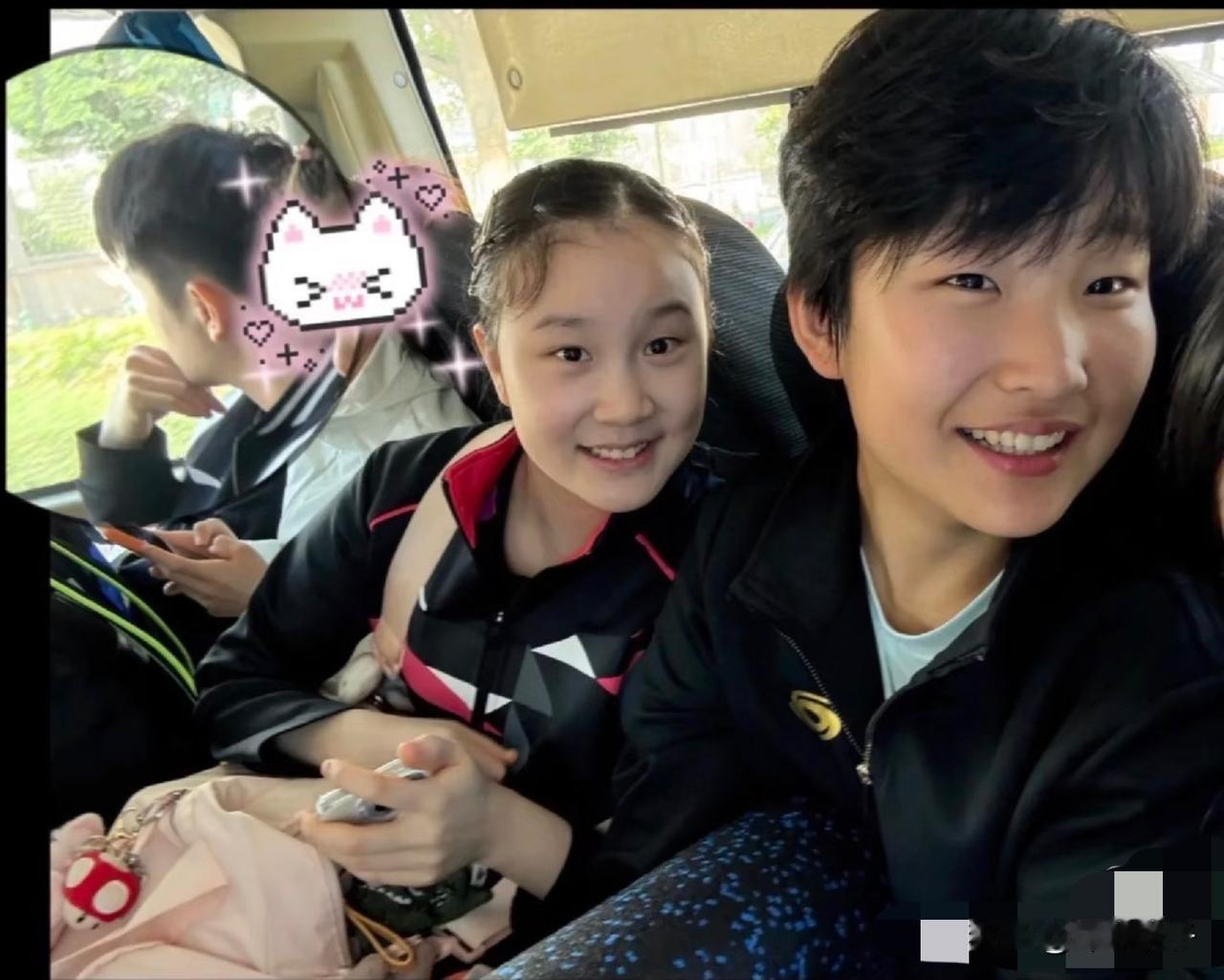 不知道是樊振东不怒自威，还是青年组的妹妹们还是胆子太小了，小妹妹们和樊振东同坐一