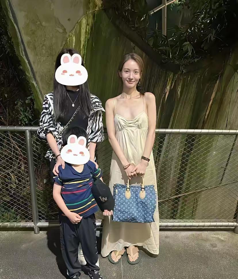 大家喜欢这样的金晨吗？她在泰国旅游的时候遇到了粉丝，并且和他们合影，金晨穿