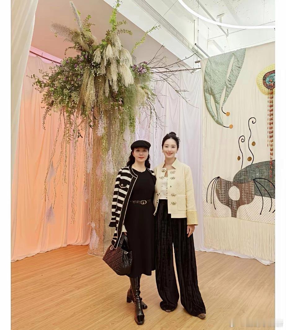 杨采钰妈妈亮相义卖展，60岁状态嫩得像姐姐。杨采钰办环保义卖展，老妈穿黑白条纹外