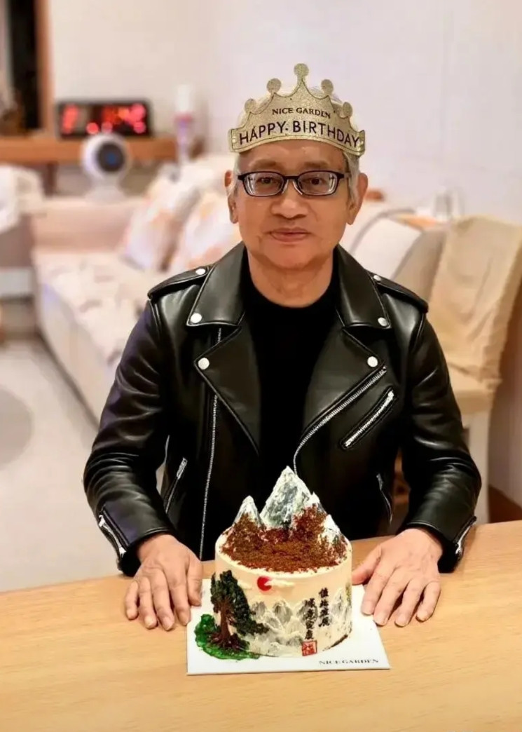 黄仁勋现在心里可能有点发毛。他大概没料到，刚拿到美国政府的出口许可向中国卖H