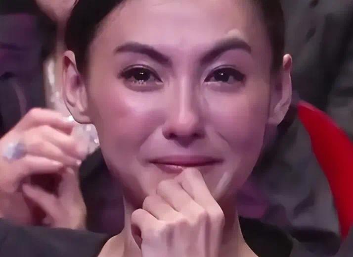 👨‍👦最后的告别：中断事业，紧急返港谢霆锋得知父亲病危，立即暂停了内地