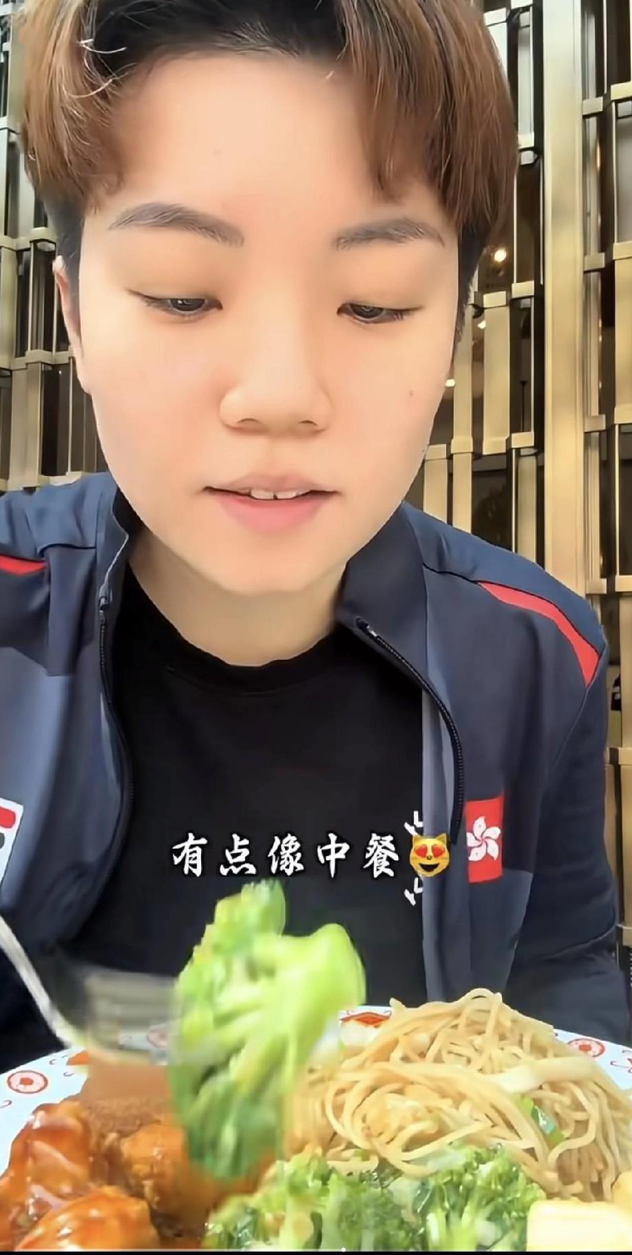 杜凯琹最宠球迷了，在大家都在无比担心莎莎和大头时，她分享了好消息，公布了在