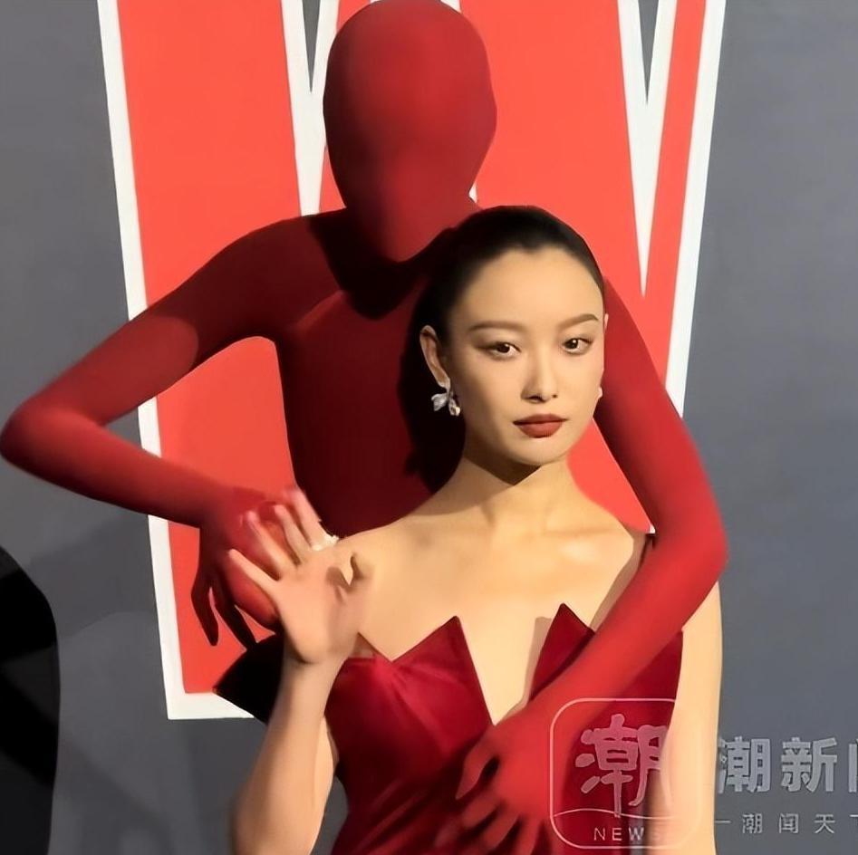 上海这一夜，出席W盛典的倪妮，又给娱乐圈的女明星们敲响了警钟！倪妮背了个“小