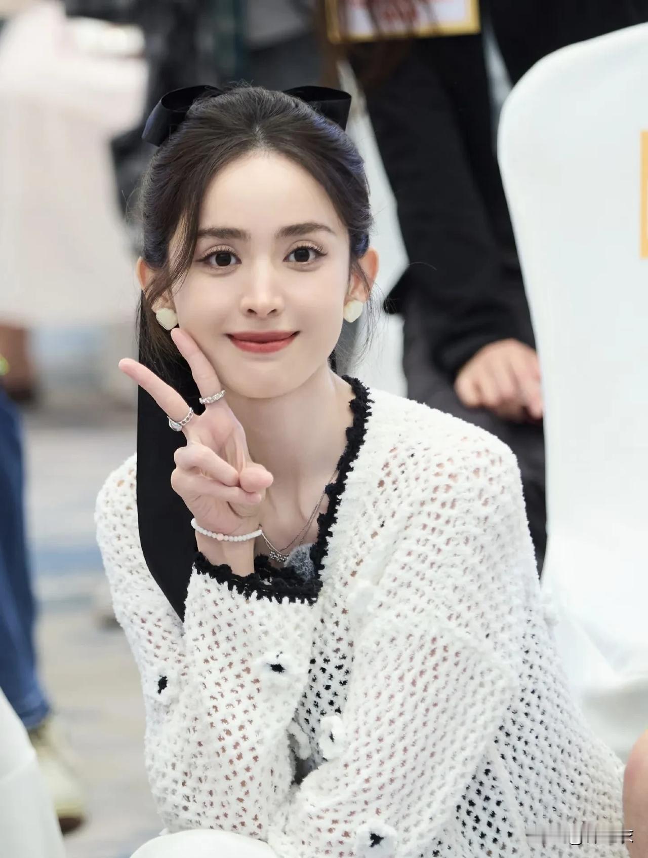 古力娜扎真人到底有多漂亮，多迷人，有网友说，见过古力娜扎真人，感觉她线下比线上美