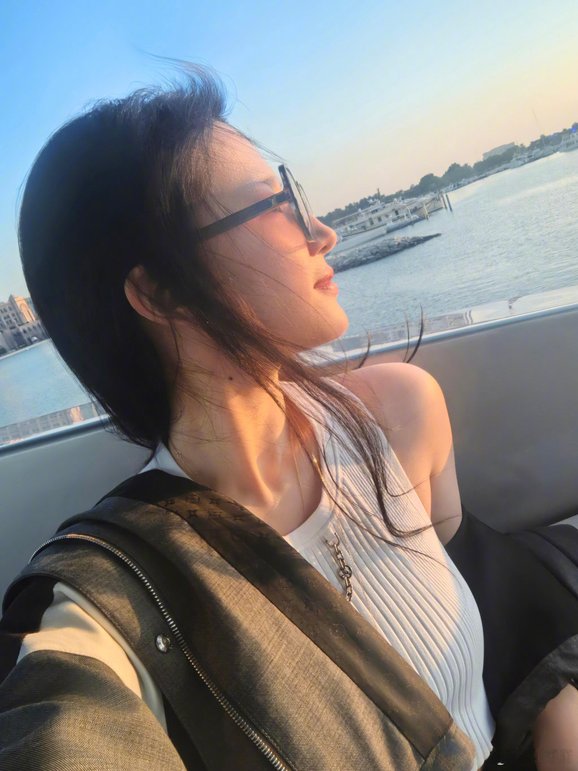 剧方在协调刘亦菲李现档期刘亦菲不进组快800天了。不是因为档期是因为没有打动她