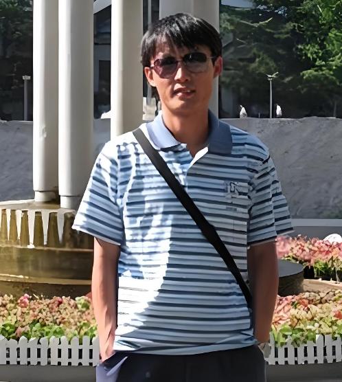 次永飞，北京交通大学学霸，数学精英，伊利诺伊大学香槟分校博士，受邀常春藤盟校布朗