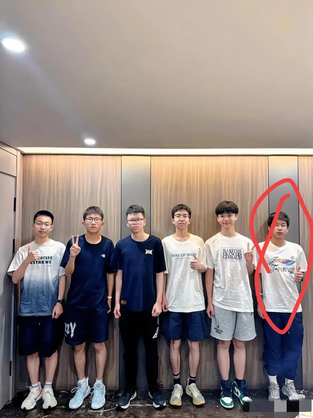 老公跟我商量，说要和三个同学一起资助李某的孩子。每人每月500元，直到孩子们大学