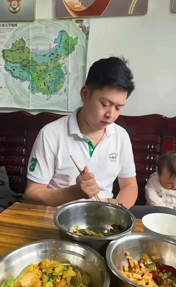 妻子把围裙甩进老公饭碗，男人一句话没回，却把孩子看哭了…这才是成年人的顶级体面！