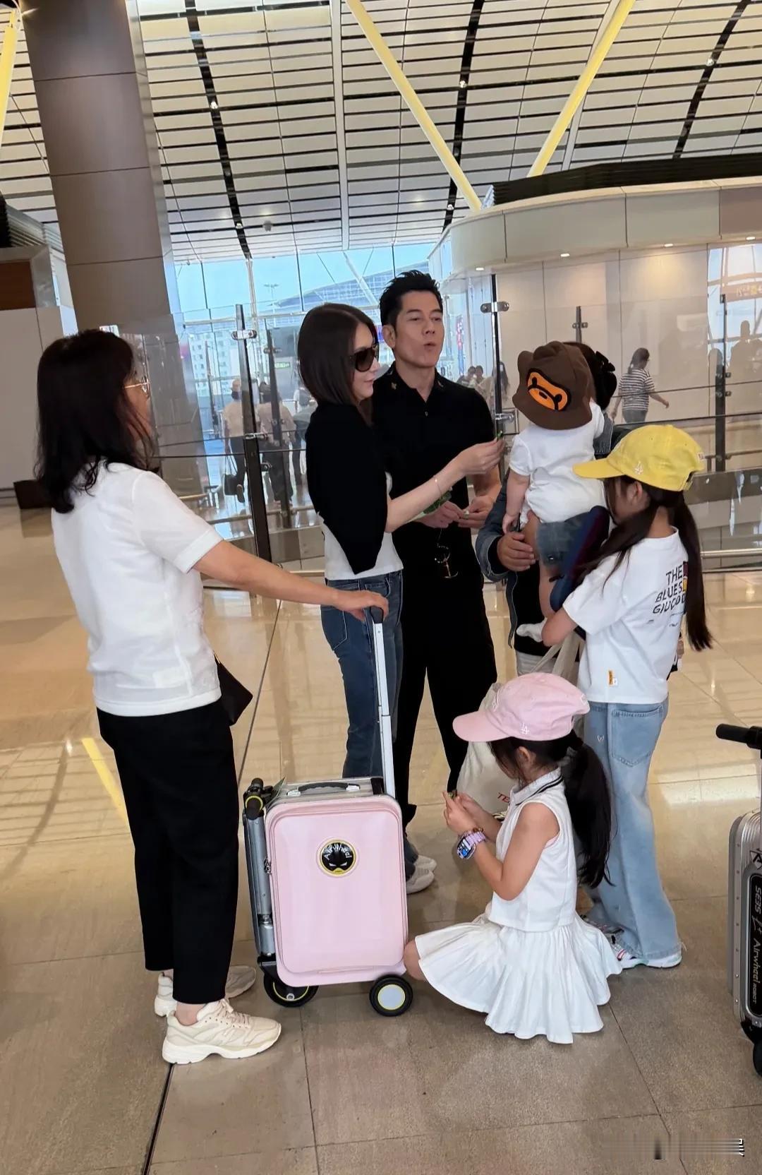 郭富城一家四口现身香港机场，三宝正式首次现身公众场合，一家子同框画面好温馨。郭