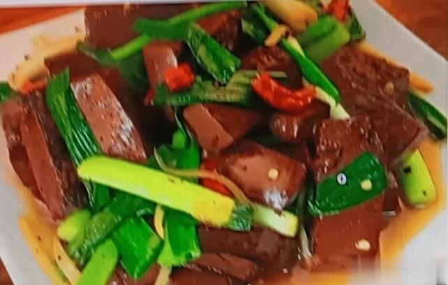 天冷了，别总盯着鸡鸭鱼肉，有些平价食材营养又补钙。就说猪血，才3块钱1斤，性价比