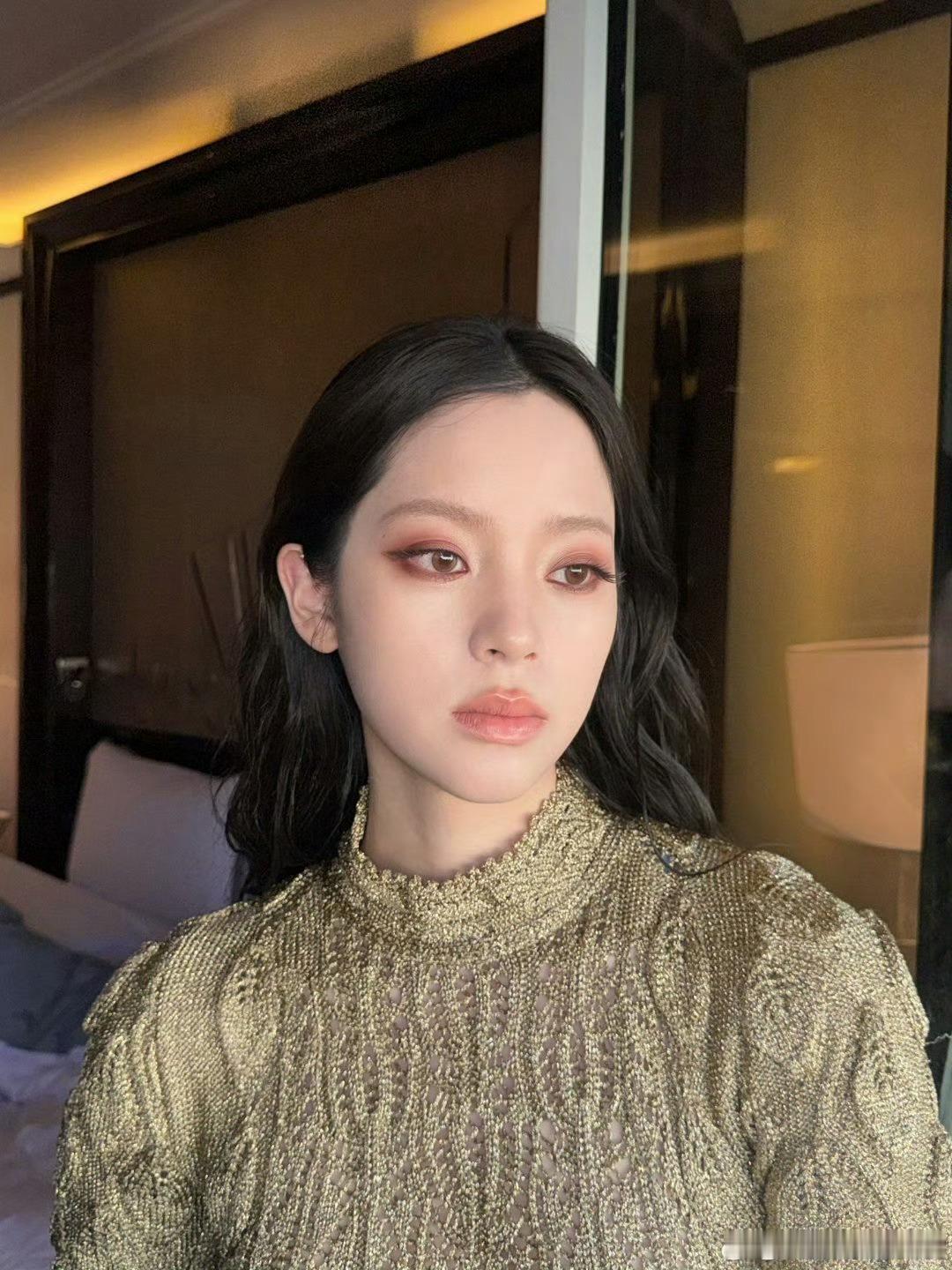 欧阳娜娜入选美版VOGUE最佳街拍美版VOGUE果然会选！她卢浮宫前的吉普赛风