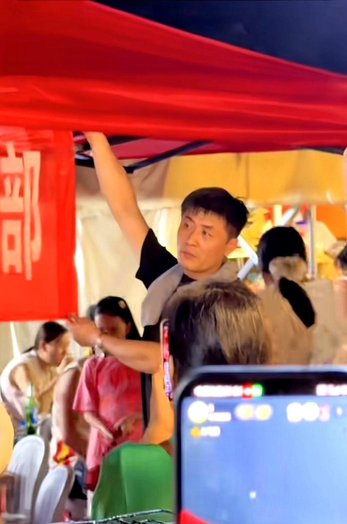 烧烤陈杰最让人喜欢的，可能不是烧烤手艺，而是粉丝随口说的一句话，他真的会往心里去