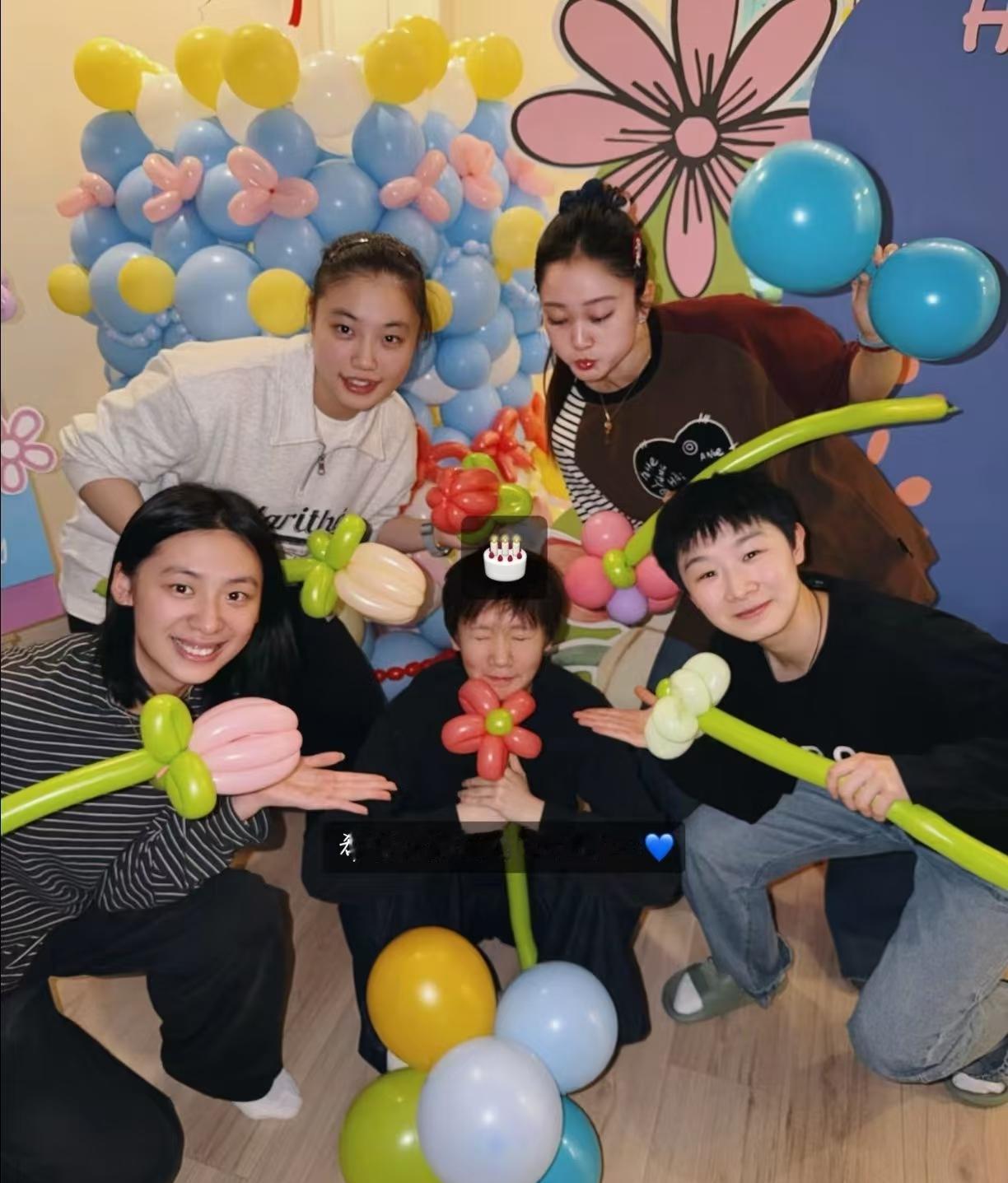 王曼昱好友昨日晒出王曼昱今年生日当天与好友聚会合照。王曼昱坐在中间，身边除了徐