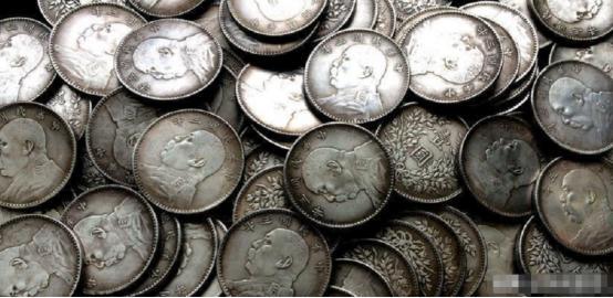 1982年，青海18岁女兵修水管时，挖出2吨银元，她四下张望，确定周围没人后，撒