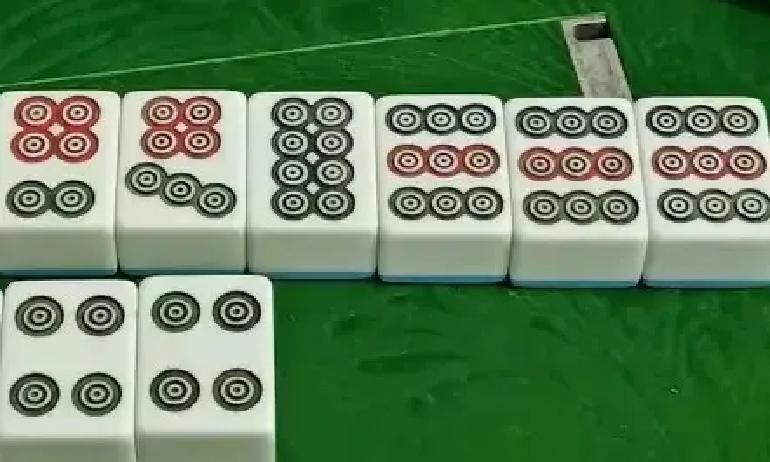 千万别信“借钱赌博必输”这种鬼话。昨晚汉口一家麻将馆，一哥们输光了口袋最后