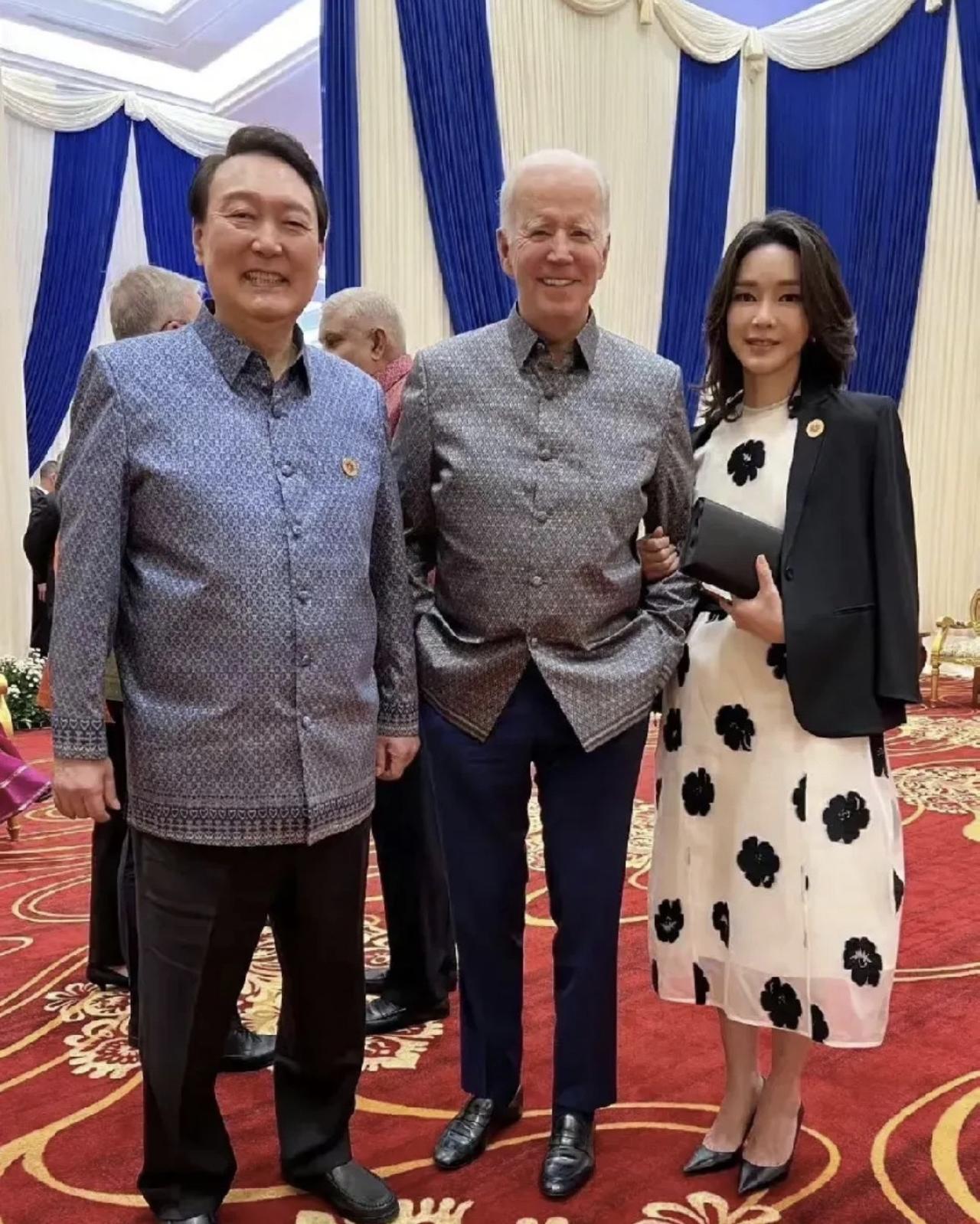 这么一看，还真是没对比没伤害啊！同样的公费谈恋爱，很明显尹锡悦夫妇就不受人待见！