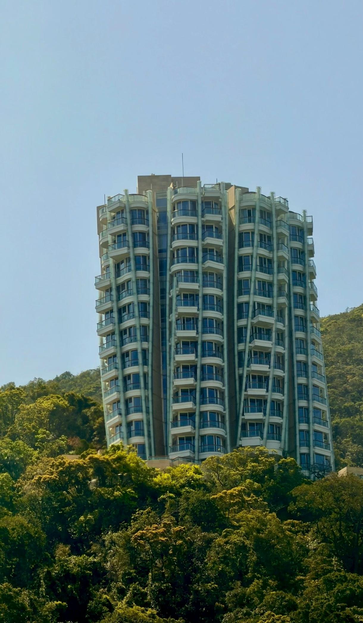 傲璇，位于香港半山的豪宅，美国人设计的。像拧着盖滴[捂脸哭]，扭曲的造型。开售时的