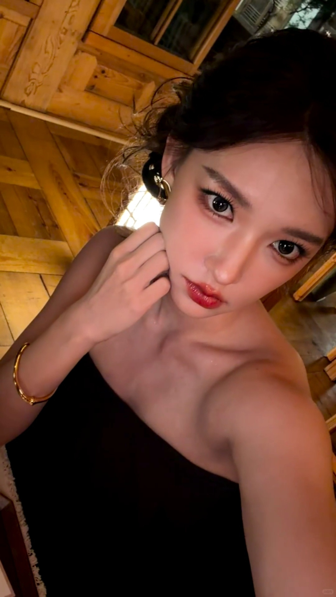 程潇洪京申惠善同框程潇时装周最新物料：“在首尔的一天🌙”