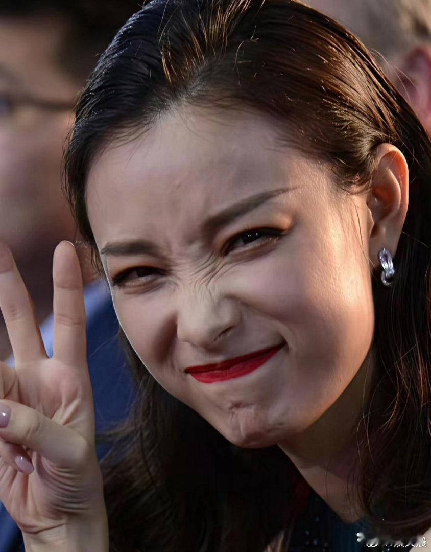 倪妮怼脸镜头颜值开挂，肌肤细腻透亮，柔光下自带光泽感，松弛氛围感拉满，清冷魅力浑