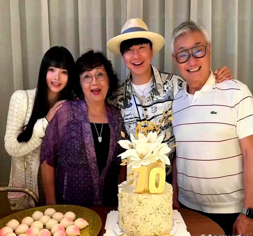 金曲歌王林俊杰，竟把亲哥亲嫂从全家福里“裁掉”了。一觉醒来，侄女百日宴的照片