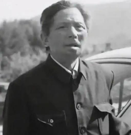 1971年，黑龙江一个退伍老兵去打油，无意中看到了油票上盖章的名字，马上大吃一惊