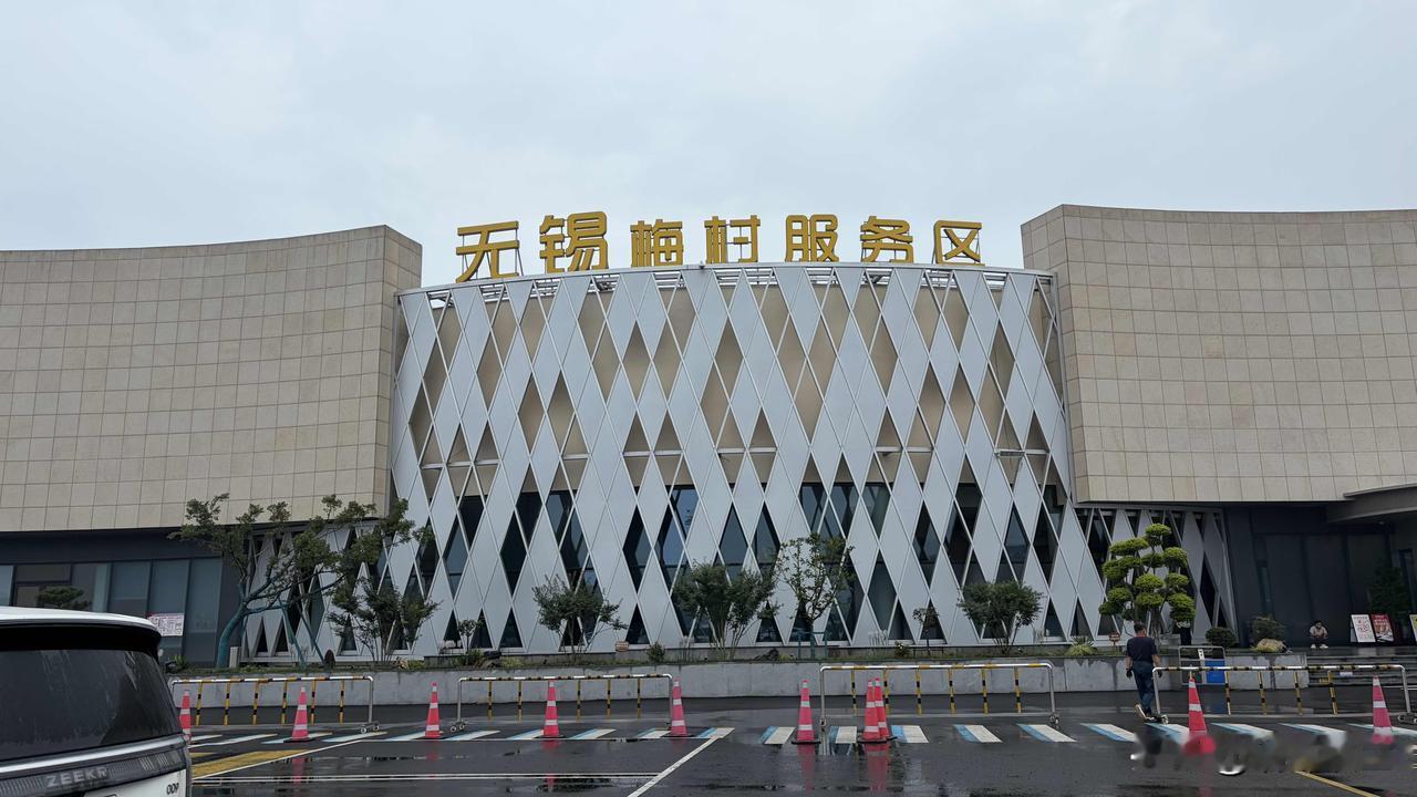 孙女和孙儿已经放了暑假，我们也开启了避暑自驾游的旅程。与前几年不同的是，这次