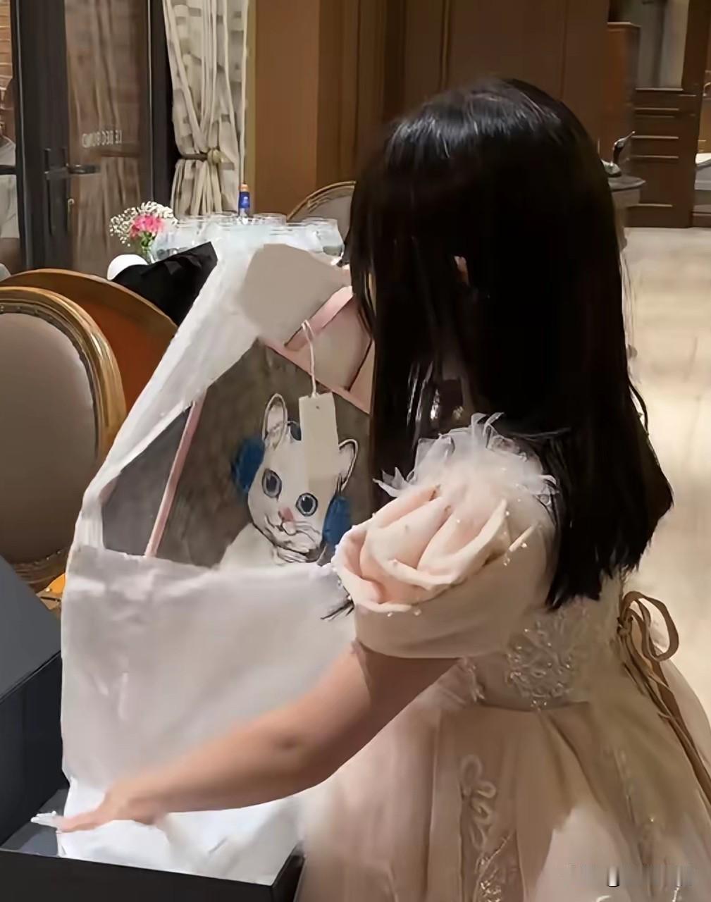 汪雨10岁的女儿过生日，Gucci中国区总裁特意送了厚礼！这场生日宴，主角