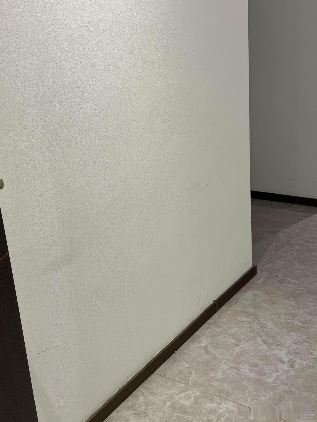 租客弄脏了墙面，应扣多少钱？