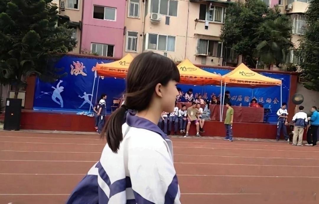 学生时期的赵露思，这就是妈生脸的威力吗