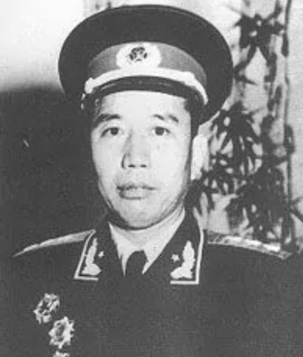 一天，王震将军正在休息。就在这时，他发现一个秘书正在抽烟头。王震将军就很奇怪。随