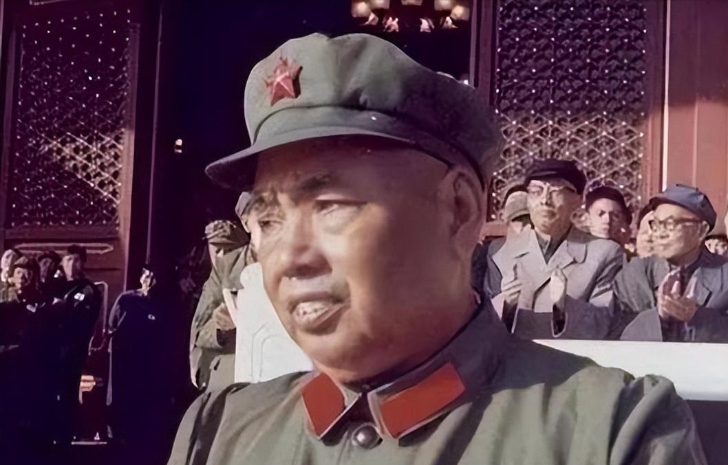 1955年大授衔前夕，对自己军衔不满的许世友正在借酒消愁，突然电话响了，微醺的许