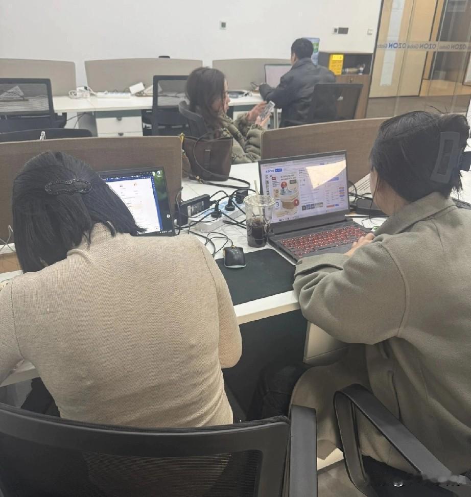 很多人对于一些公司“一边裁人一边招人”的操作感到疑惑：这是什么操作？结合我这小2