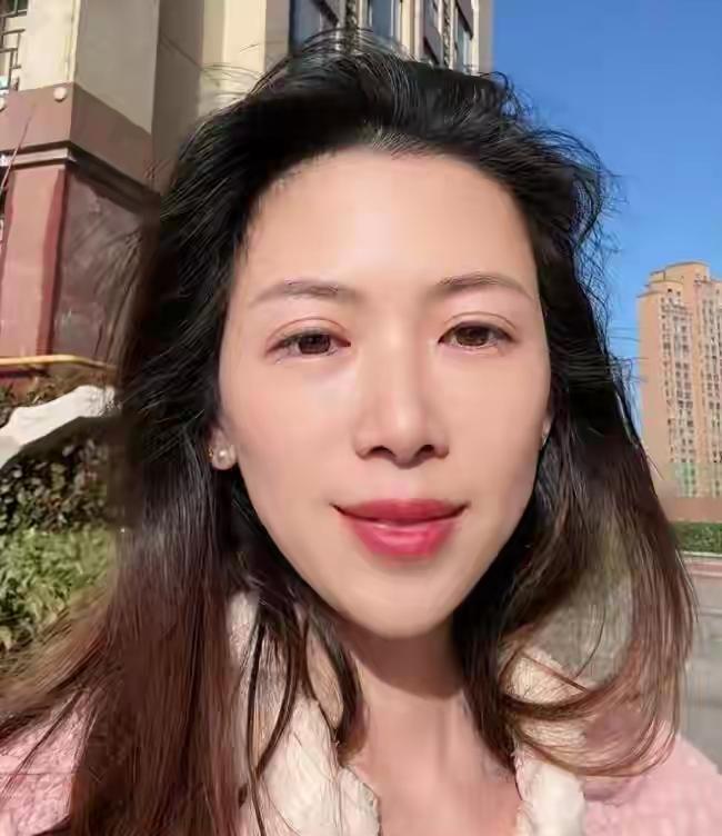婚姻破碎的第7天，她坐在镜头前卖口红。弹幕里飘过一句：“姐，你哭完了吗？”