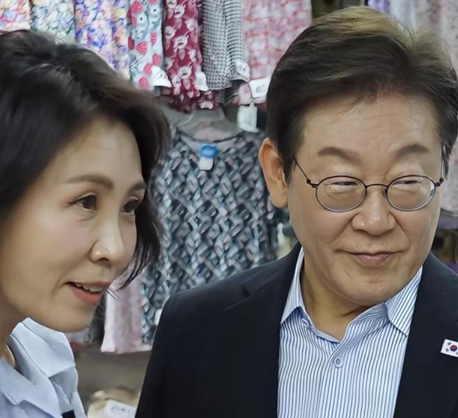 看见标价7万韩元的睡衣，李在明的夫人金惠景停住脚，嘀咕了一句：‘有点贵？’