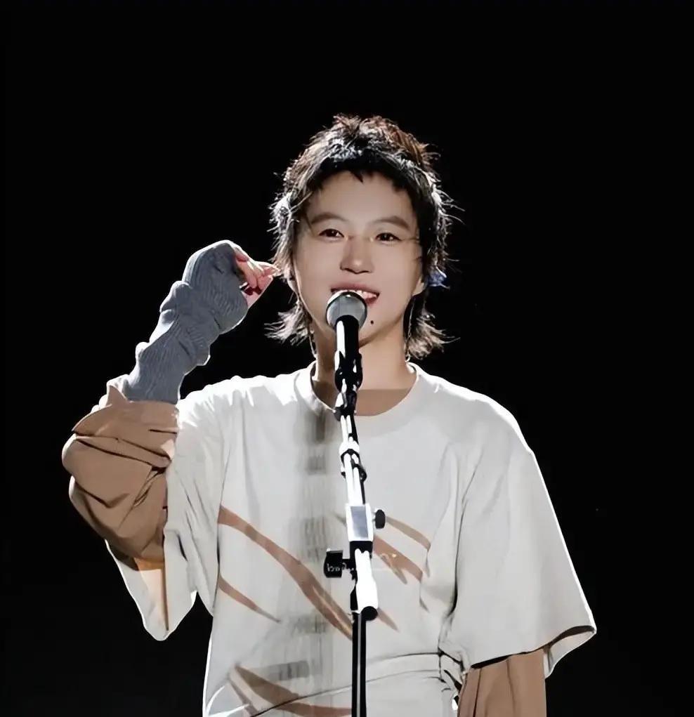 王菲为女儿窦靖童立下的第一条规矩，就是不允许她在任何场合，将“王菲”这两个字当做