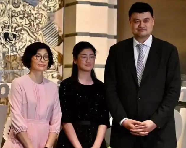 姚明叶莉的浪漫传奇：从400斤巨人的‘床缝警告’到跨国治腿的真爱守护