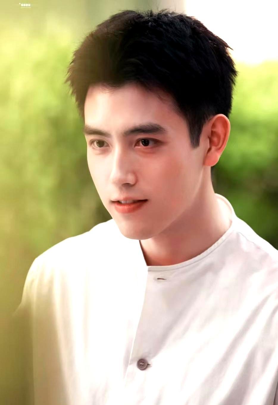 顶配星二代只会玩票的偏见，被2.36的收视率砸碎了。在央视热播的年代剧里，