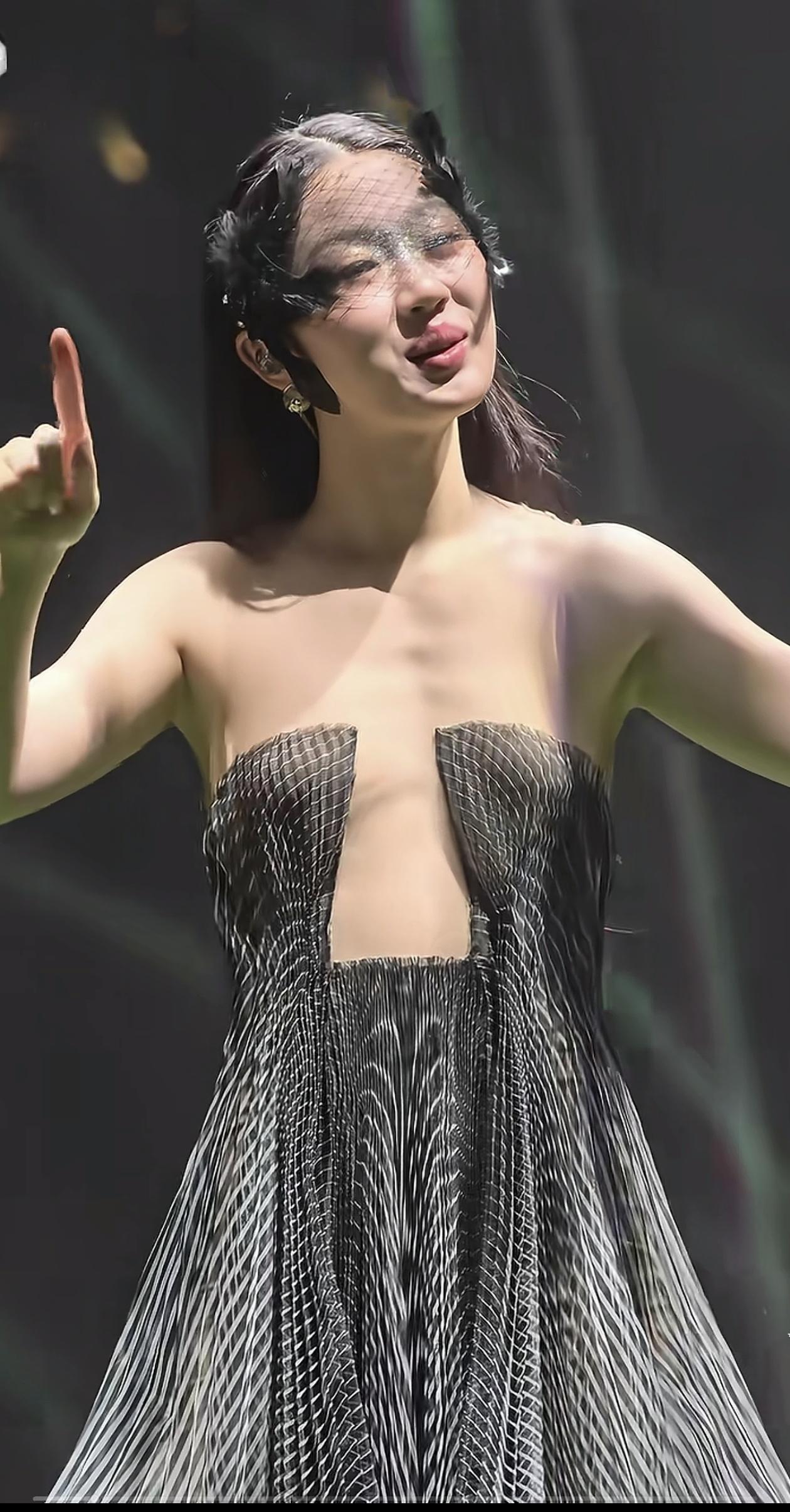 单依纯演唱会的穿着又火了啊！有网友称：这才是真正的女排。也有网友称：在这