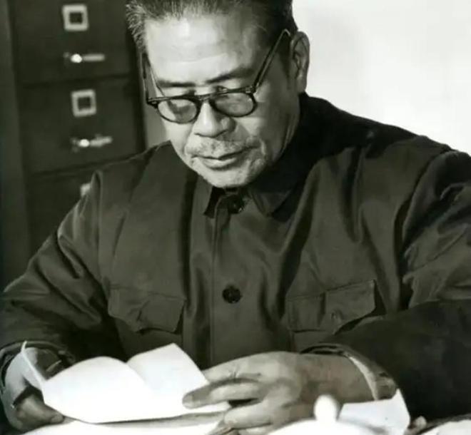 1937年，党组织给了他1000美元，让他去做生意，做什么不管，但是，组织什么时